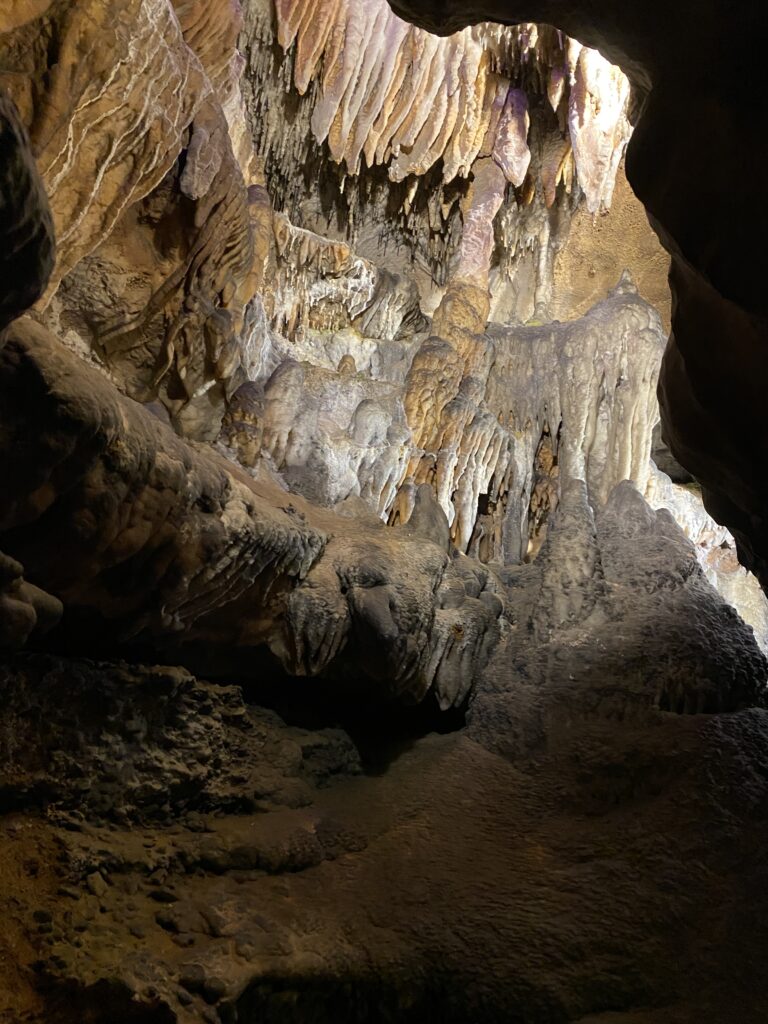 rock formations on the ceiling on the way to Ruby Falls